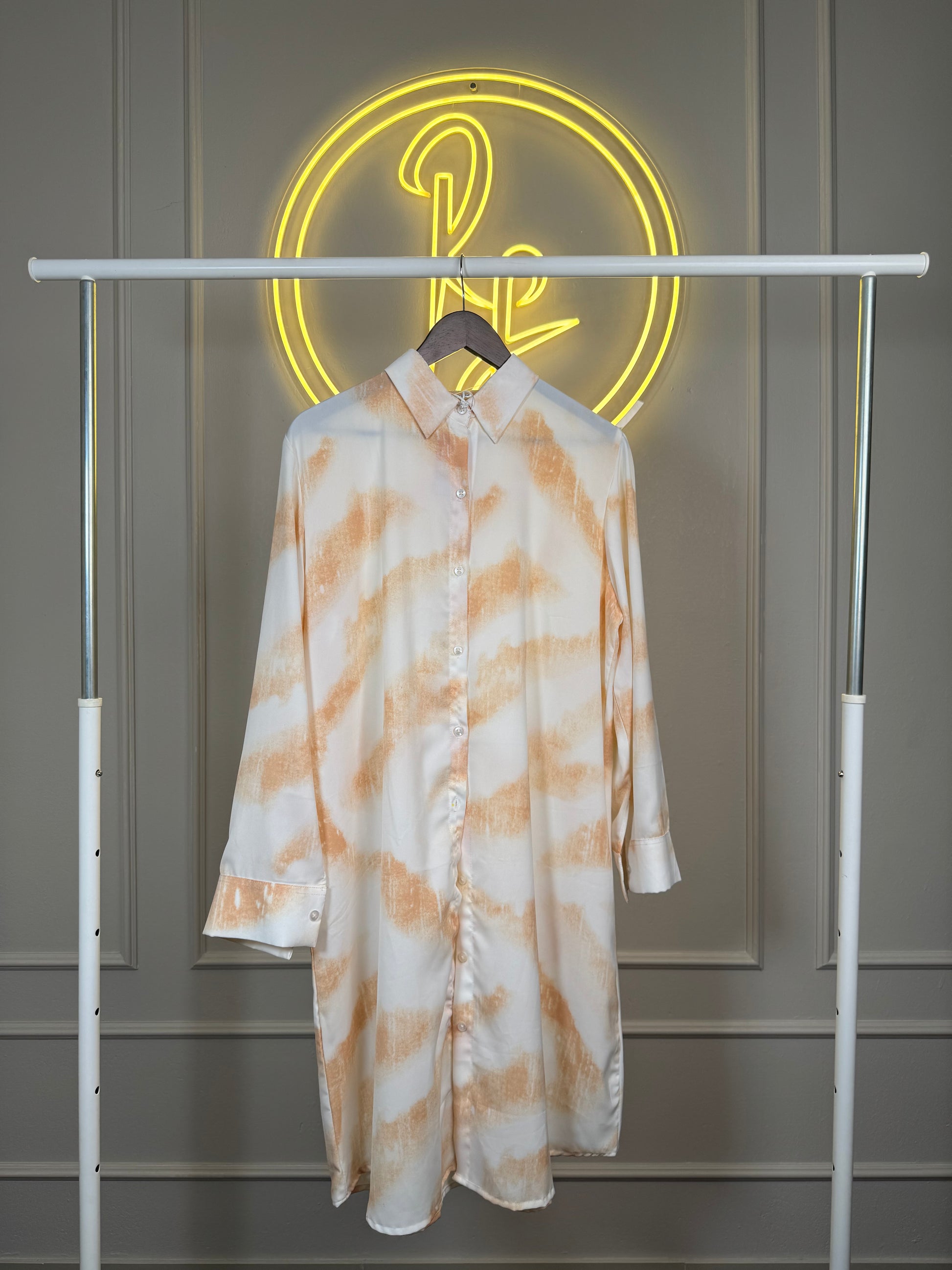 Women’s abstract print knee length shirt top by RF Abayas, made of imported Chinese fabric, features a 41-inch length and fits up to 3XL.